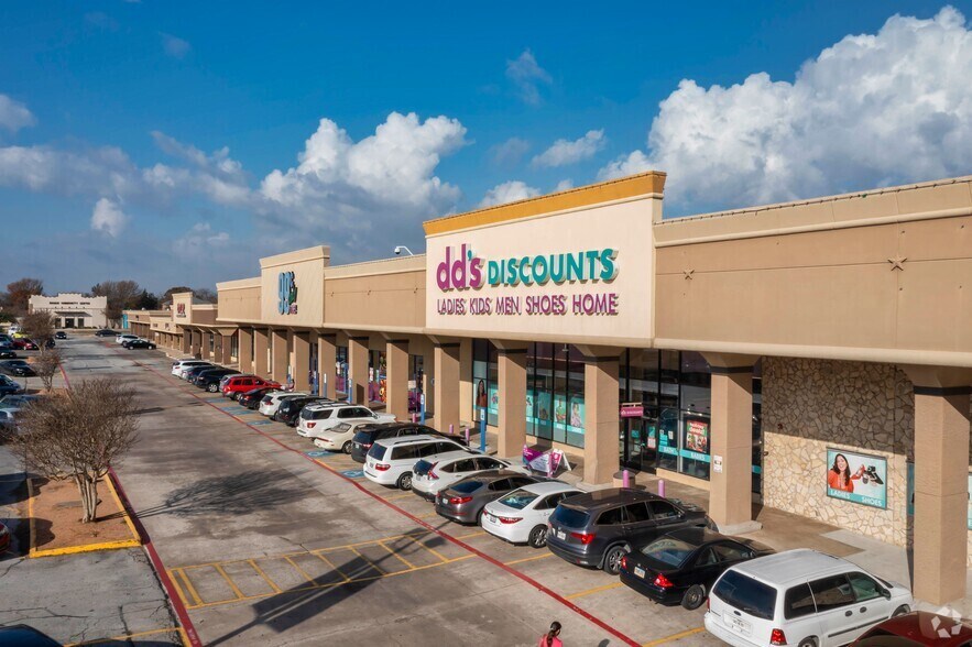 1413-1529 W Buckingham Rd, Garland, TX à louer - Photo de l’immeuble – Image 1 sur 11