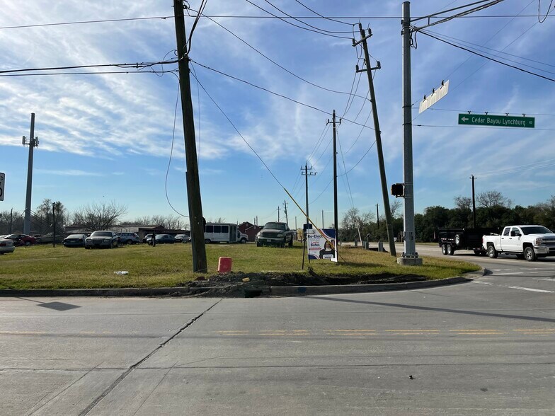 6019 W Cedar Bayou Lynchburg Rd, Baytown, TX à louer - Photo de l’immeuble – Image 2 sur 4