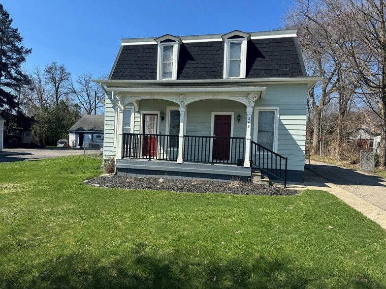 242 S Center St, Northville, MI à vendre - Photo de l’immeuble – Image 1 sur 62