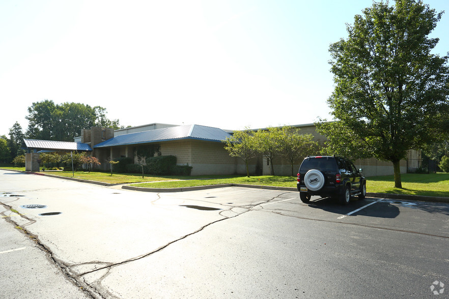 35935 Ecorse Rd, Romulus, MI à louer - Photo de l’immeuble – Image 2 sur 3