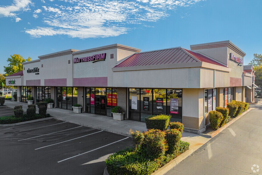 1050 Tharp Rd, Yuba City, CA à louer - Photo de l’immeuble – Image 3 sur 4