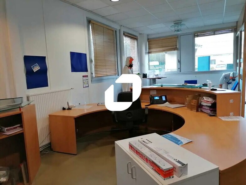 Local d’activités dans Villebon-sur-Yvette à louer - Photo de l’immeuble – Image 3 sur 15