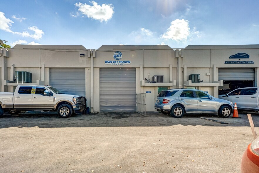 14080-14118 SW 139th Ct, Miami, FL à louer - Photo de l’immeuble – Image 2 sur 15