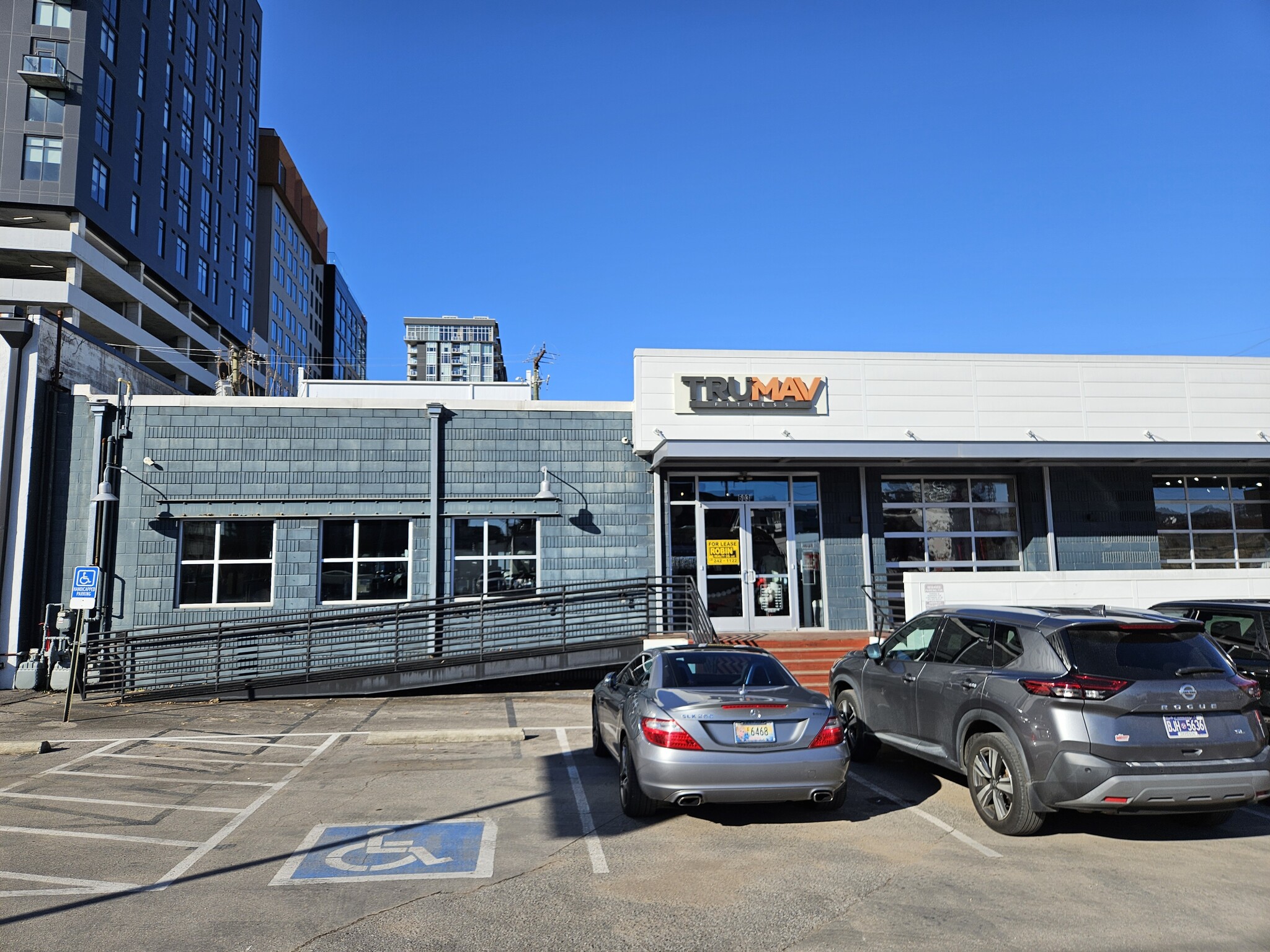603 9th Ave S, Nashville, TN à louer Photo de l’immeuble– Image 1 sur 4