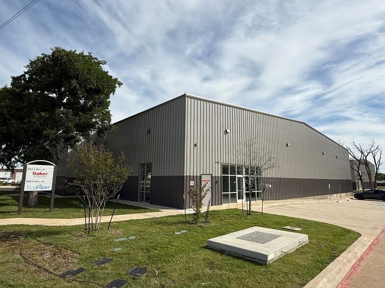 888 N Mill St, Lewisville, TX à louer - Photo de l’immeuble – Image 2 sur 12