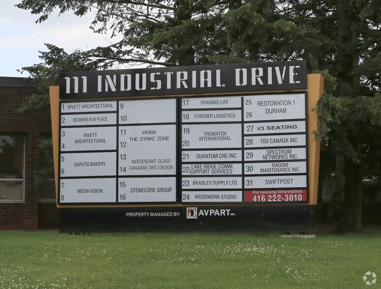 111 Industrial Dr, Whitby, ON à louer - Photo de l’immeuble – Image 3 sur 9