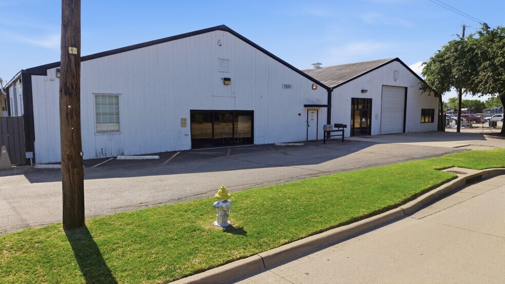 1824 N 1st St, Garland, TX à louer - Photo de l’immeuble – Image 3 sur 22