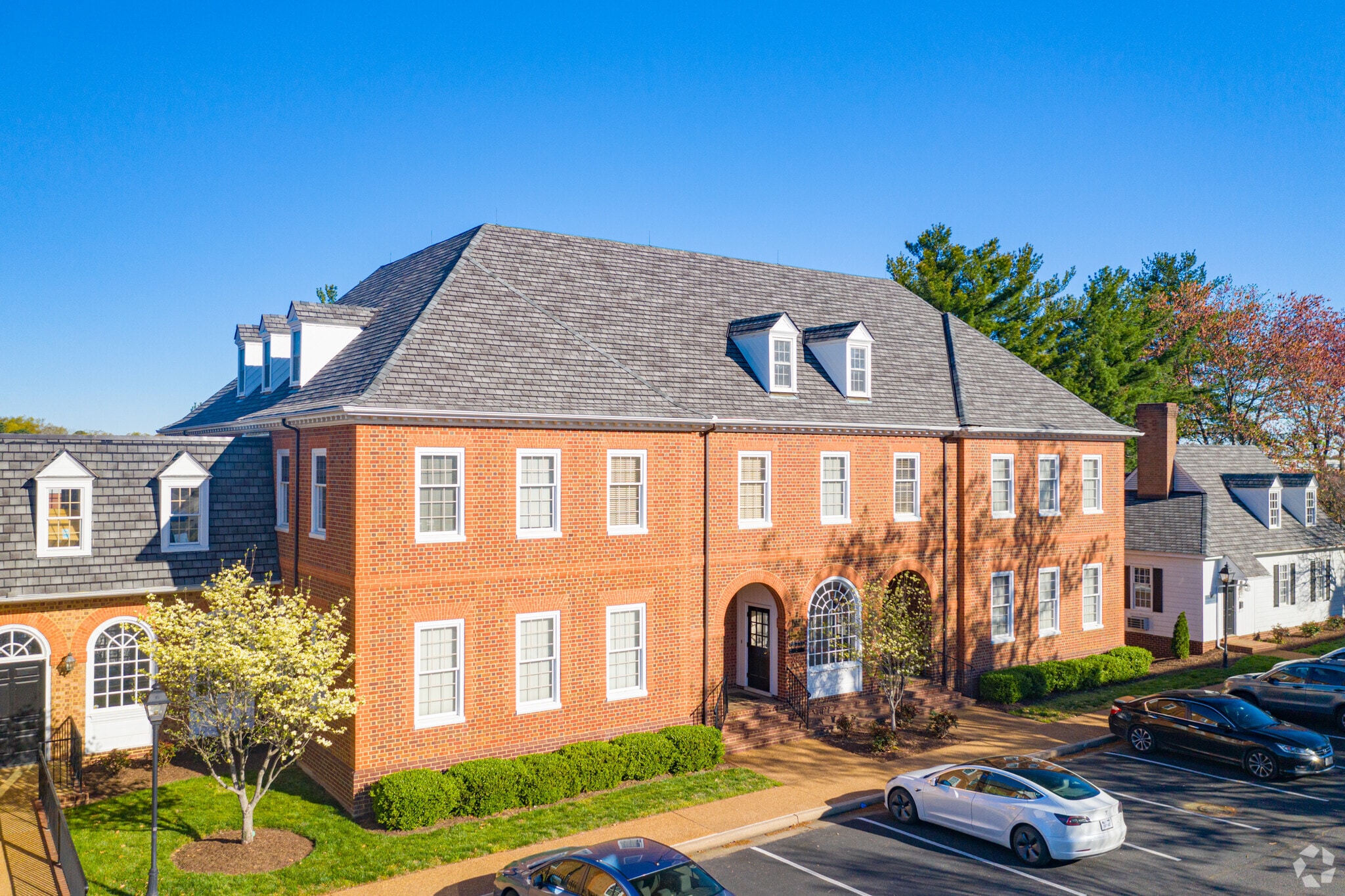 5012 Monument Ave, Richmond, VA à louer Photo principale– Image 1 sur 3