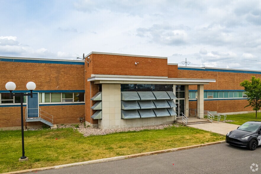 7101 Rue Notre-Dame E, Montréal, QC à louer - Photo de l’immeuble – Image 1 sur 8