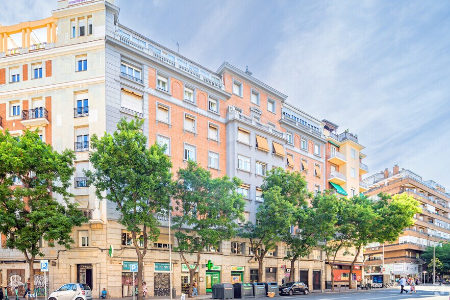 Immeuble residentiel dans Madrid, Madrid à vendre - Photo de l’immeuble – Image 2 sur 2