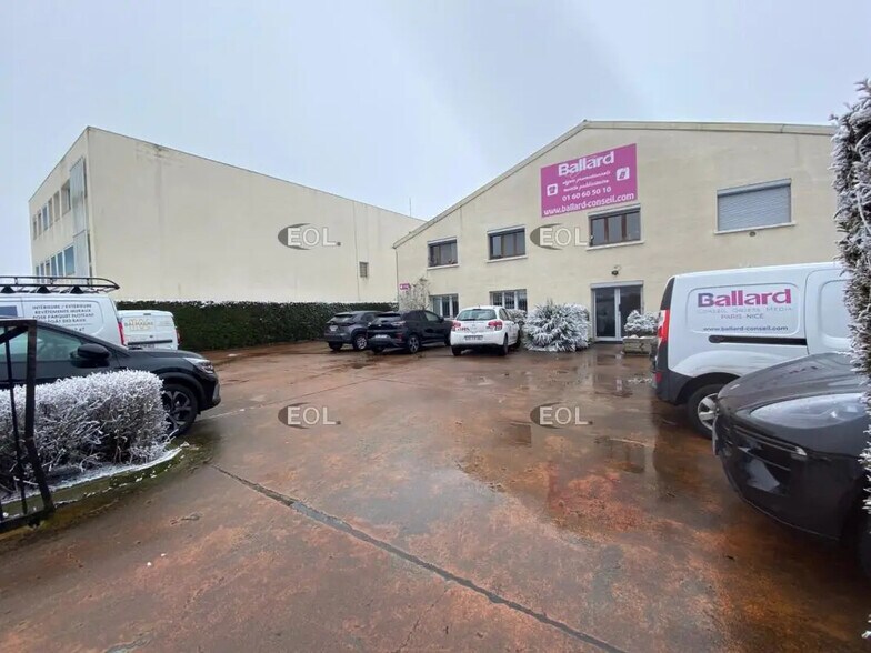 Local d'activités dans Combs-la-Ville à vendre - Photo de l’immeuble – Image 2 sur 5