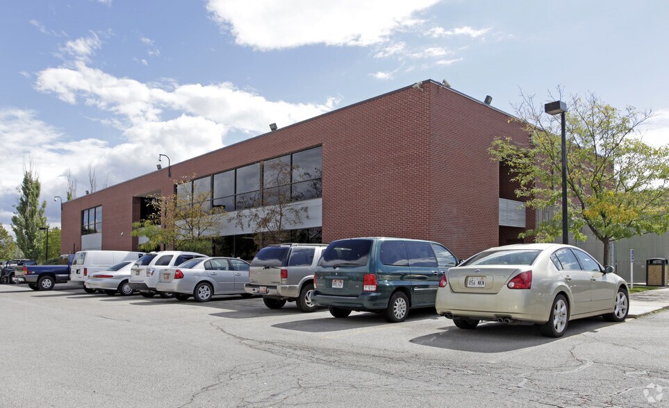 221 N Charles Lindbergh Dr, Salt Lake City, UT à louer - Photo principale – Image 1 sur 5