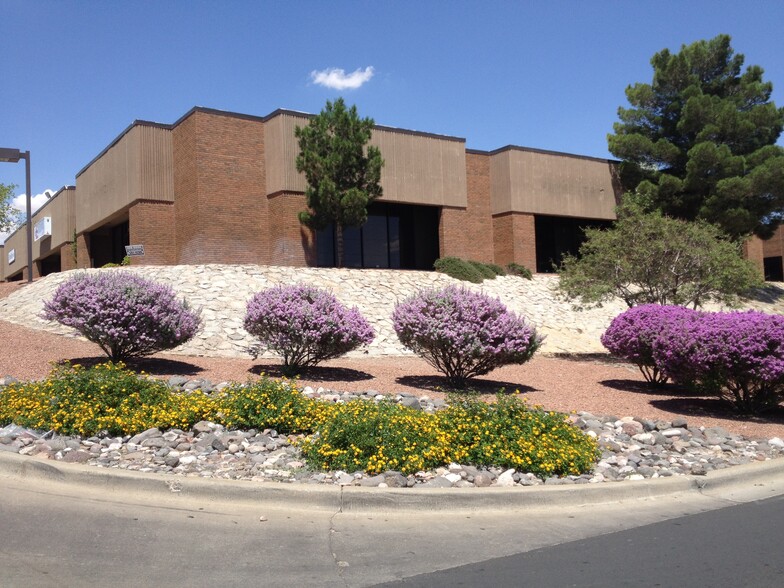 10737 W Gateway Blvd, El Paso, TX à louer - Photo de l’immeuble – Image 3 sur 11