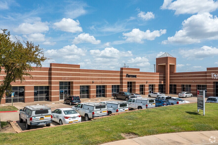 2214 Paddock Way, Grand Prairie, TX à louer - Photo de l’immeuble – Image 2 sur 12