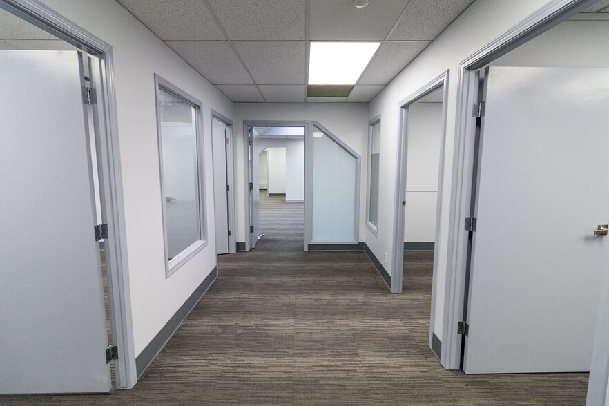2411 4th St NW, Calgary, AB à louer - Photo intérieure – Image 3 sur 11