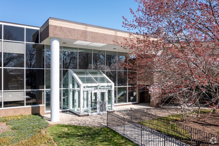 3000 Eastpark Blvd, Cranbury, NJ à louer - Photo de l’immeuble – Image 3 sur 4