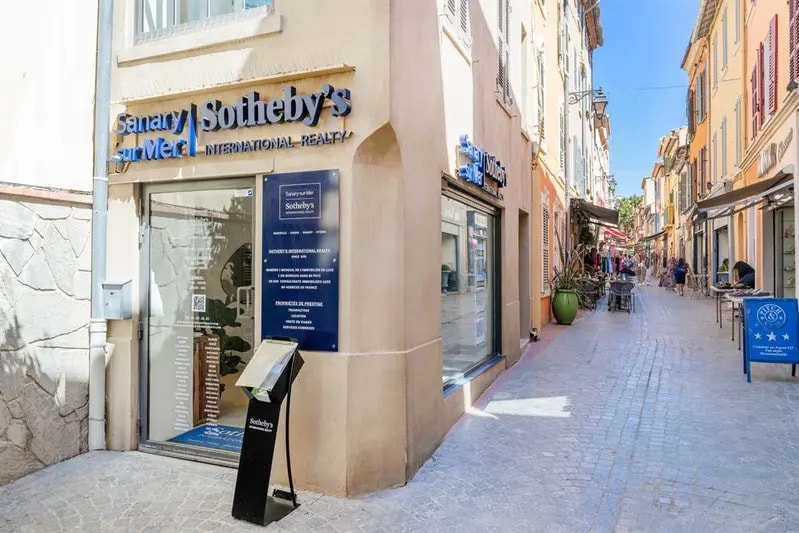 Local commercial dans Sanary-sur-Mer à louer Photo de l’immeuble– Image 1 sur 8