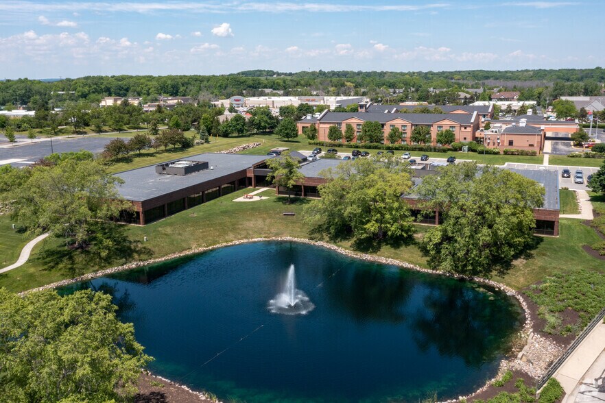 325 N Corporate Dr, Brookfield, WI à louer - Photo de l’immeuble – Image 2 sur 3