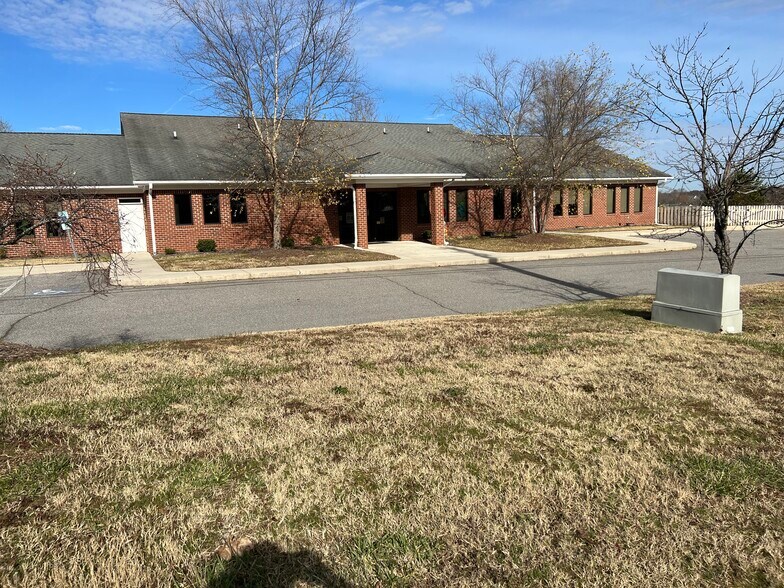 1004 Old Plank Rd, High Point, NC à louer - Photo de l’immeuble – Image 2 sur 28