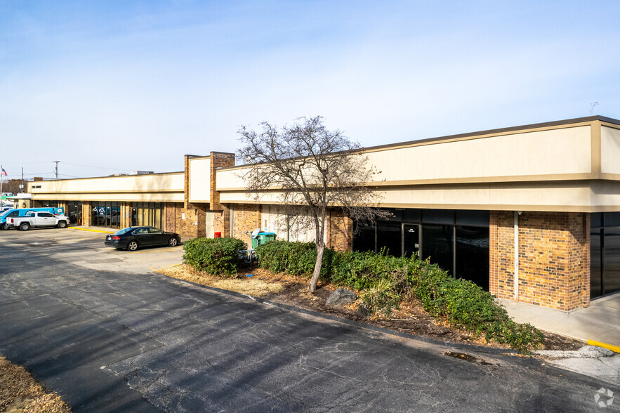 6700 NW Tower Dr, Platte Woods, MO à louer - Photo de l’immeuble – Image 1 sur 4