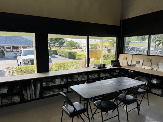 1334 S Killian Dr, Lake Park, FL à vendre - Photo de l’immeuble – Image 3 sur 5