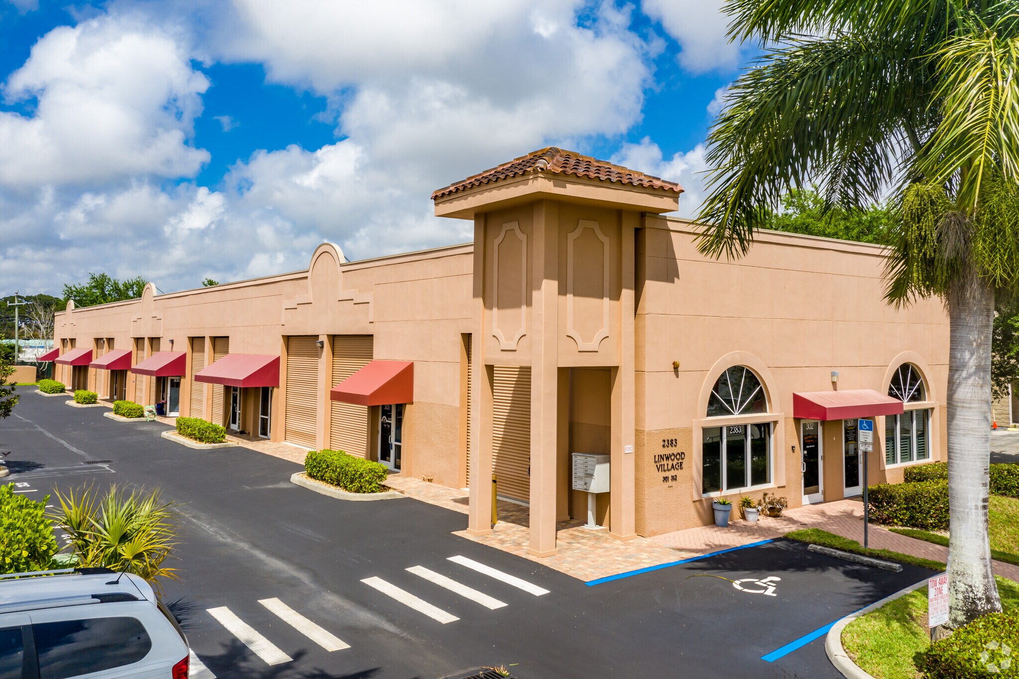 2383 Linwood Ave, Naples, FL à vendre Photo principale– Image 1 sur 26