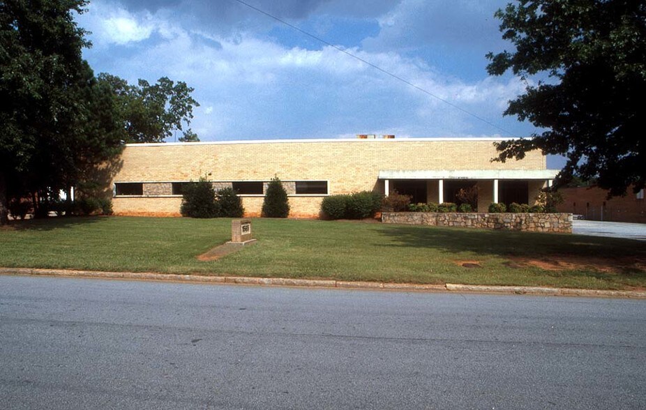 1565 Litton Dr, Stone Mountain, GA à louer - Photo de l’immeuble – Image 3 sur 6