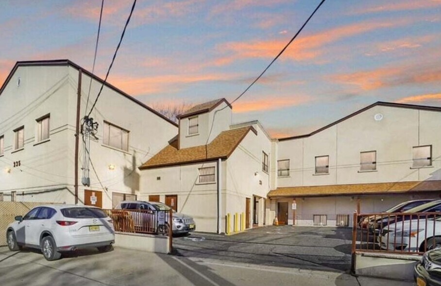 235 Dongan Hills Ave, Staten Island, NY à louer - Photo de l’immeuble – Image 2 sur 8