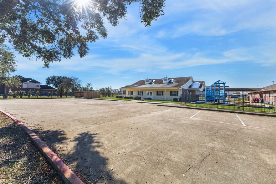 2654 W Oaks Blvd, Pearland, TX à louer - Photo de l’immeuble – Image 2 sur 10