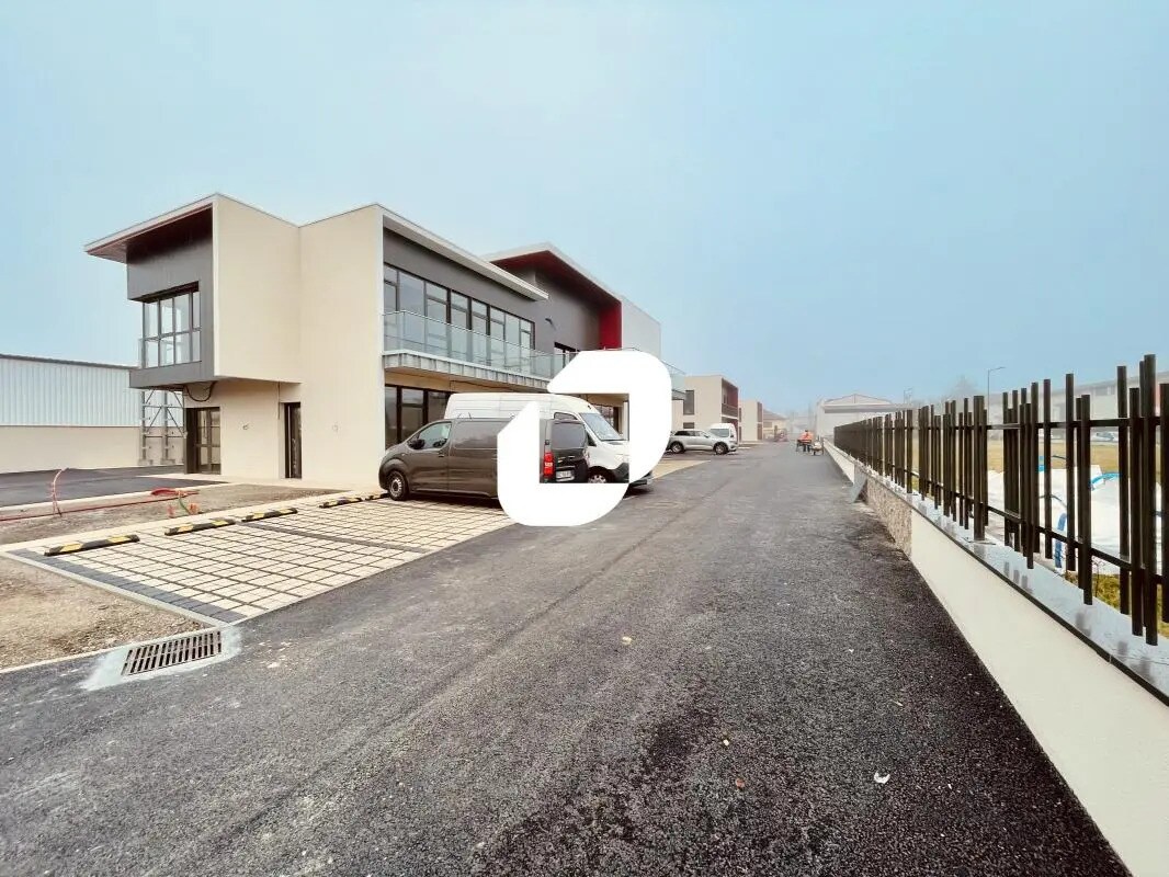 Bureau dans Décines-Charpieu à louer Photo de l’immeuble– Image 1 sur 15