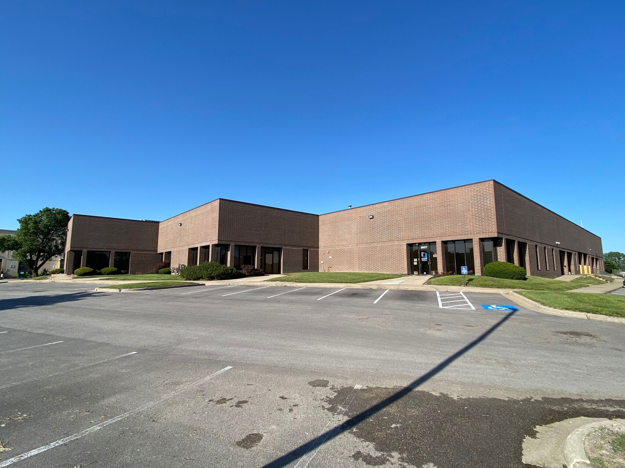 3601-3617 N Kimball Dr, Kansas City, MO à louer Photo de l’immeuble– Image 1 sur 5
