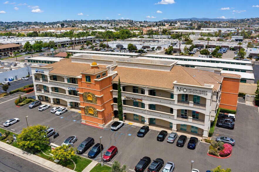 950 Boardwalk, San Marcos, CA à vendre - Photo de l’immeuble – Image 2 sur 5
