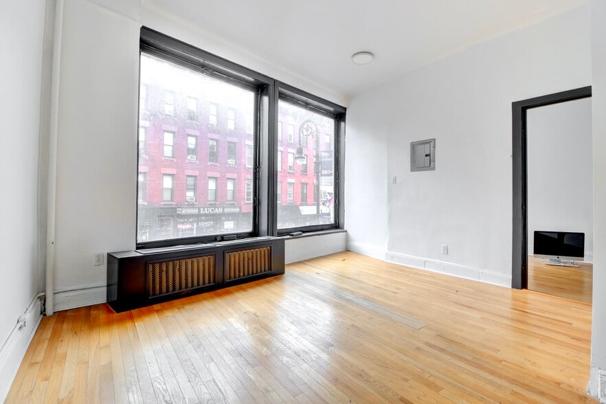 887 Manhattan Ave, Brooklyn, NY à louer - Photo de l’immeuble – Image 1 sur 6