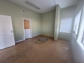 690 Comox Rd, Nanaimo, BC à louer Photo intérieure– Image 2 sur 10