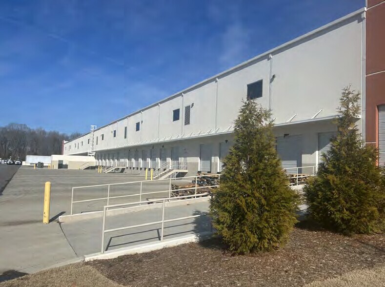 6021 Airport Dr, Charlotte, NC à louer - Photo de l’immeuble – Image 2 sur 3