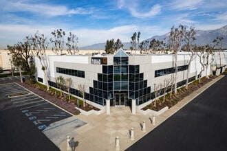 10860 6th St, Rancho Cucamonga, CA à louer Photo de l’immeuble– Image 2 sur 3