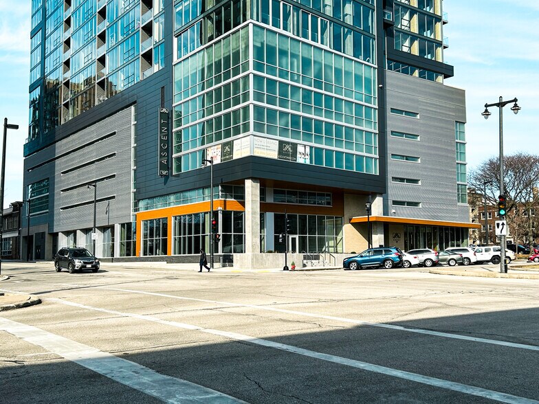 700 E Kilbourn Ave, Milwaukee, WI à louer - Photo de l’immeuble – Image 3 sur 5