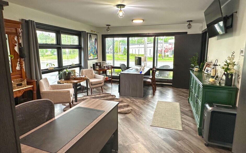 32300 Grand River Ave, Farmington, MI à louer - Photo de l’immeuble – Image 3 sur 5