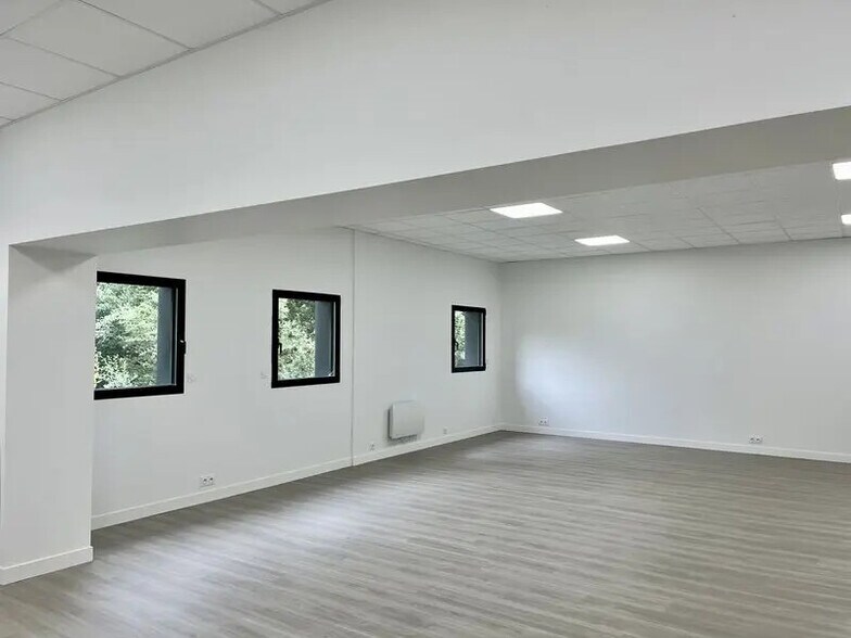 Bureau dans Préaux à louer - Photo de l’immeuble – Image 3 sur 11