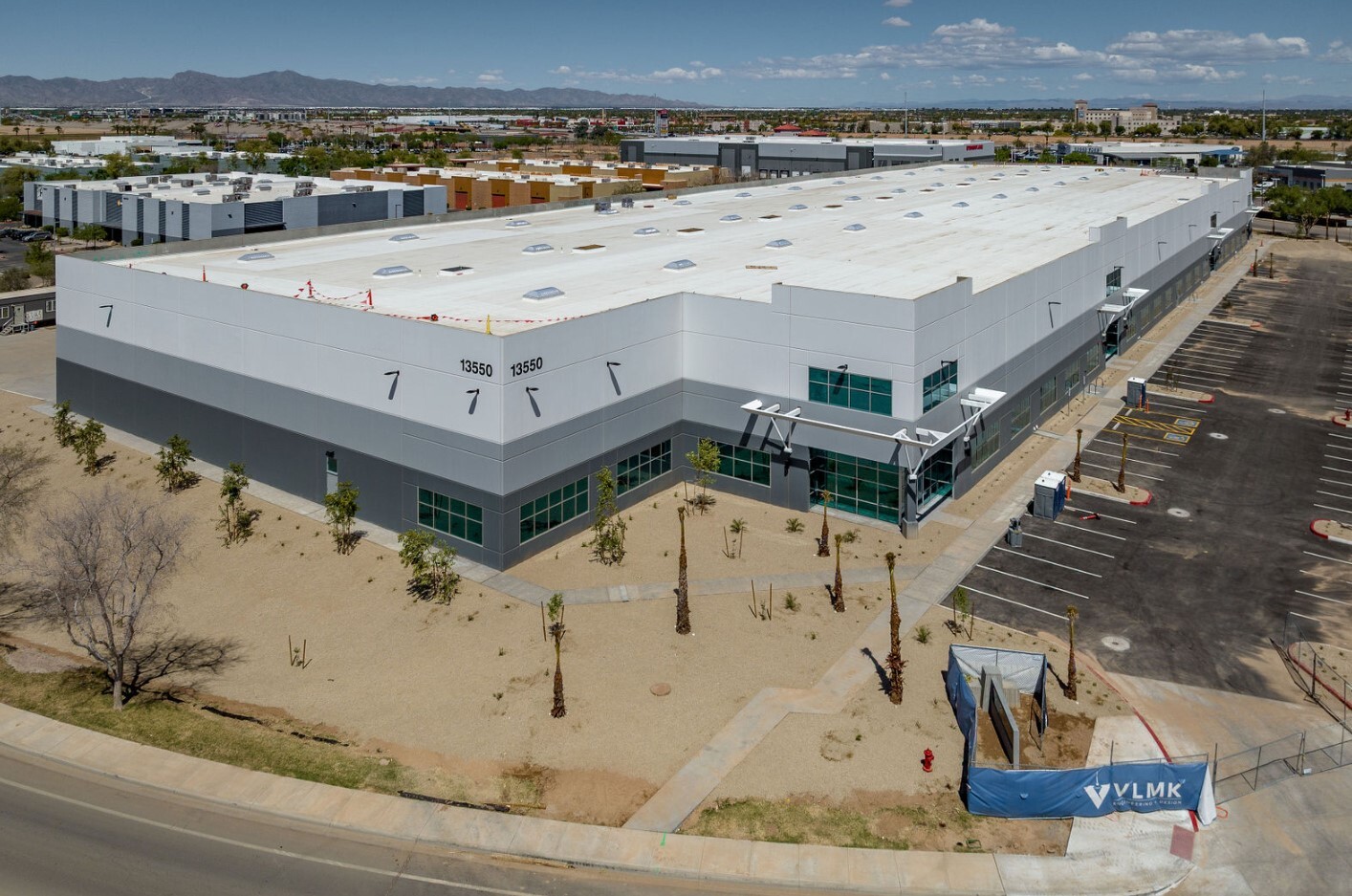 13550 W Auto Dr, Goodyear, AZ à louer Photo de l’immeuble– Image 1 sur 13