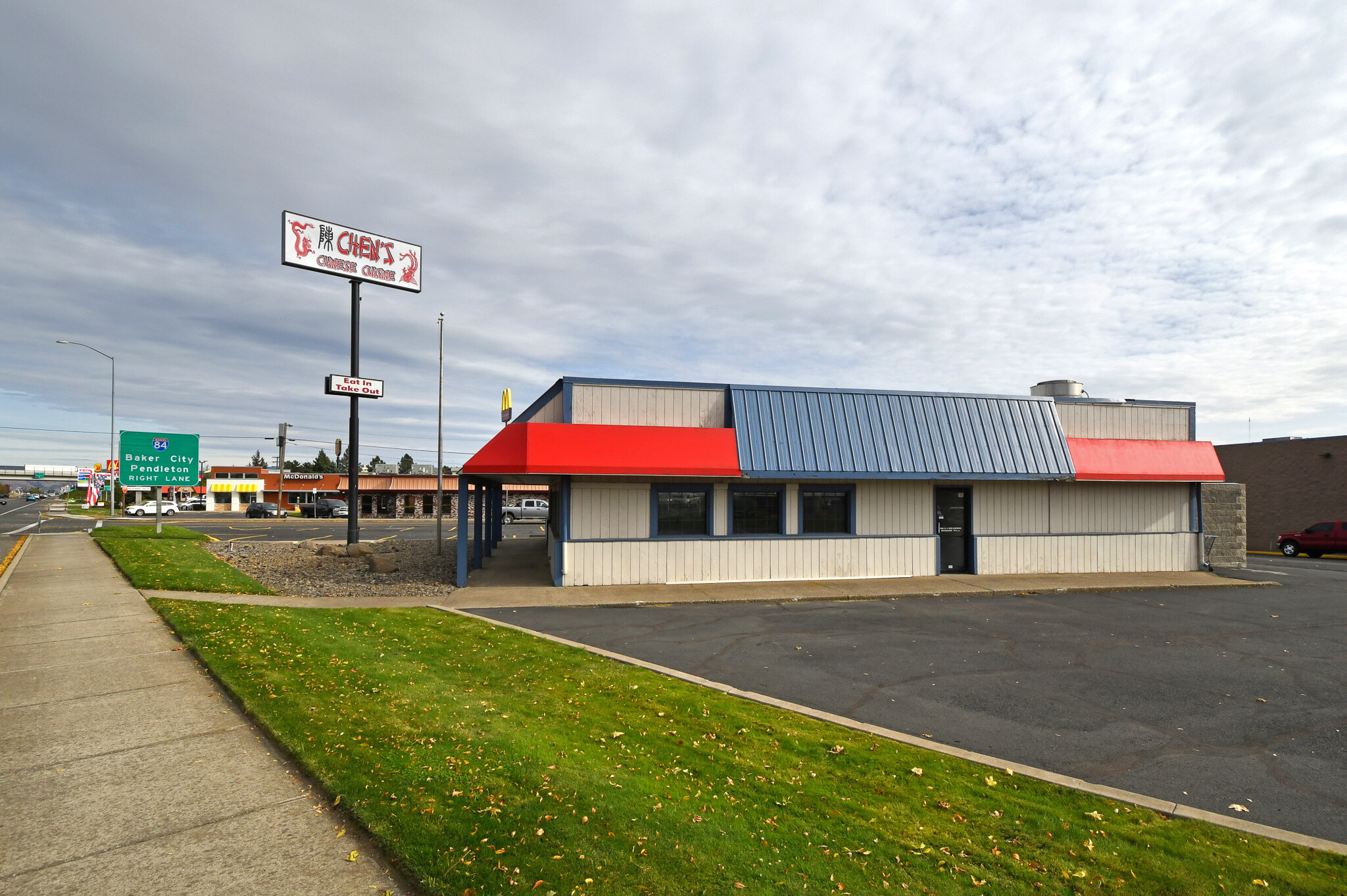 2200-2212 Island Ave, La Grande, OR à louer Photo de l’immeuble– Image 1 sur 2