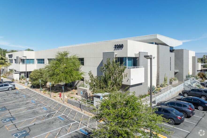 2200 S Rancho Dr, Las Vegas, NV à vendre - Photo de l’immeuble – Image 2 sur 7