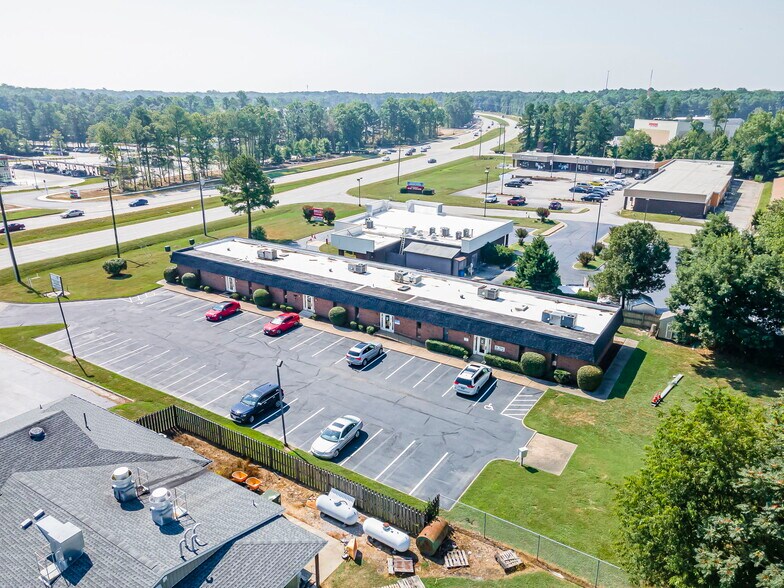 11300 Iron Bridge Rd, Chester, VA à louer - Photo de l’immeuble – Image 1 sur 21