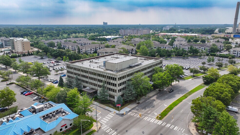 900 Merchants Concourse, Westbury, NY à vendre - Photo de l’immeuble – Image 1 sur 11