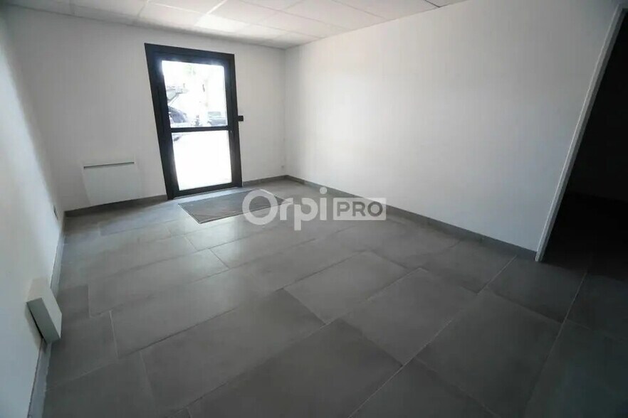 Local d’activités dans Quetigny à louer - Photo de l’immeuble – Image 3 sur 8