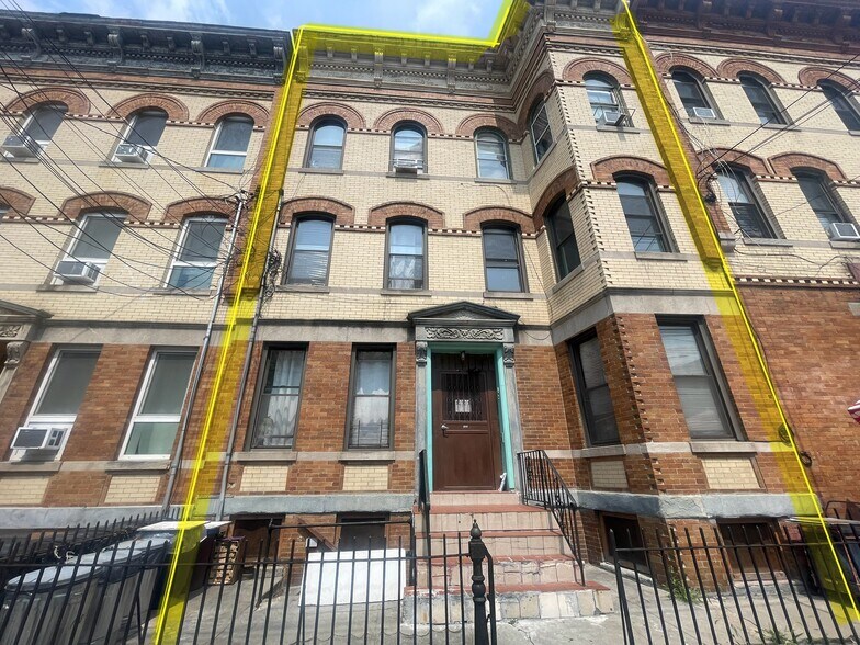 1881 Putnam Ave, Ridgewood, NY à vendre - Photo de l’immeuble – Image 1 sur 12