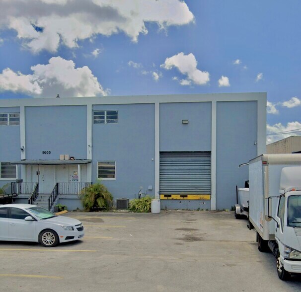 8000 NW 56th St, Miami, FL à louer - Photo de l’immeuble – Image 2 sur 15