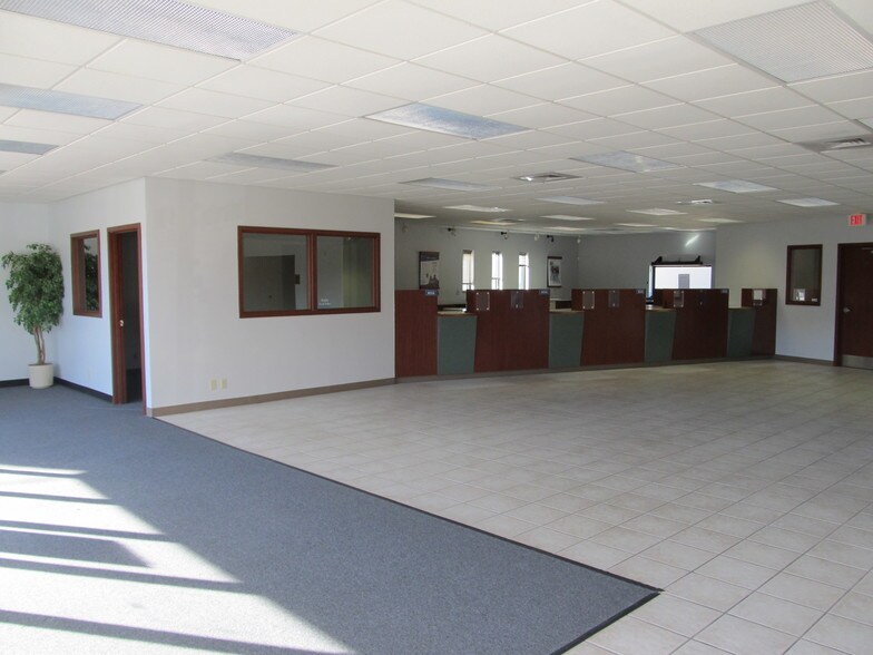 121 E Lake Ave, Peoria, IL à vendre - Photo de l’immeuble – Image 2 sur 6