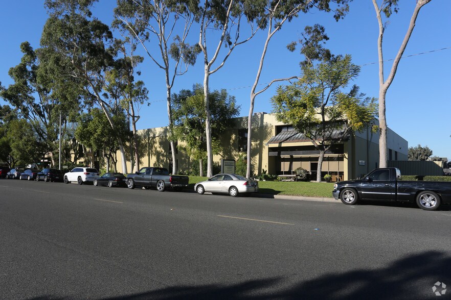 100-102 Kalmus Dr, Costa Mesa, CA à vendre - Photo de l’immeuble – Image 2 sur 6