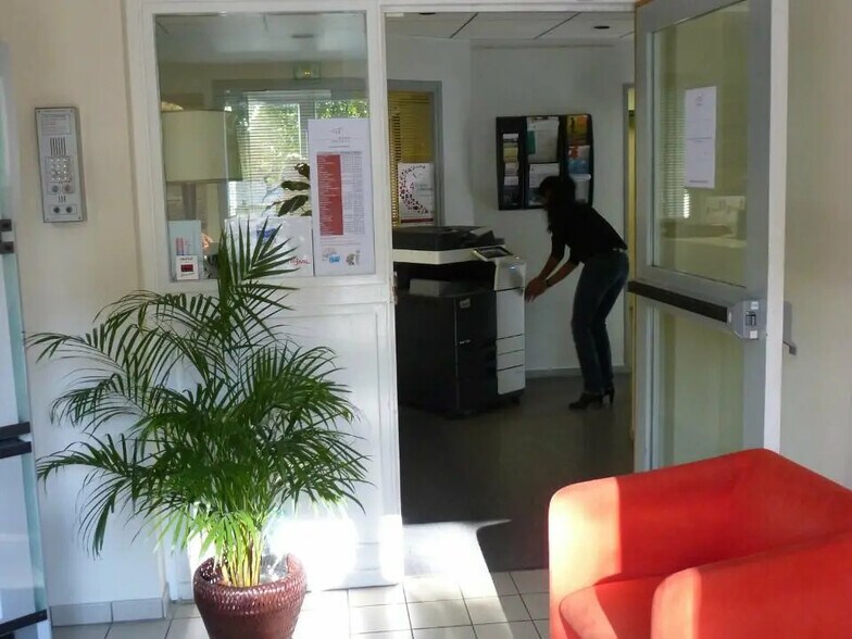 Bureau dans Louveciennes à louer - Photo de l’immeuble – Image 3 sur 4